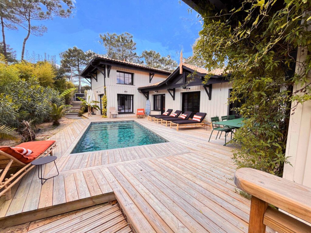 villa de luxe cap ferret piscine bains de soleits transat ensolleillés